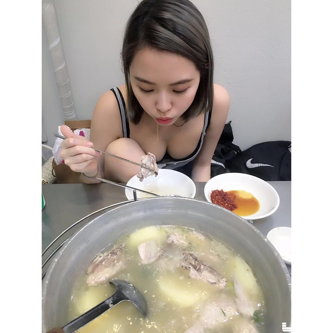 正妹細肩帶低胸低頭「露圓乳」大啖火鍋！由上而下的邪惡視角太猖狂&#8230;