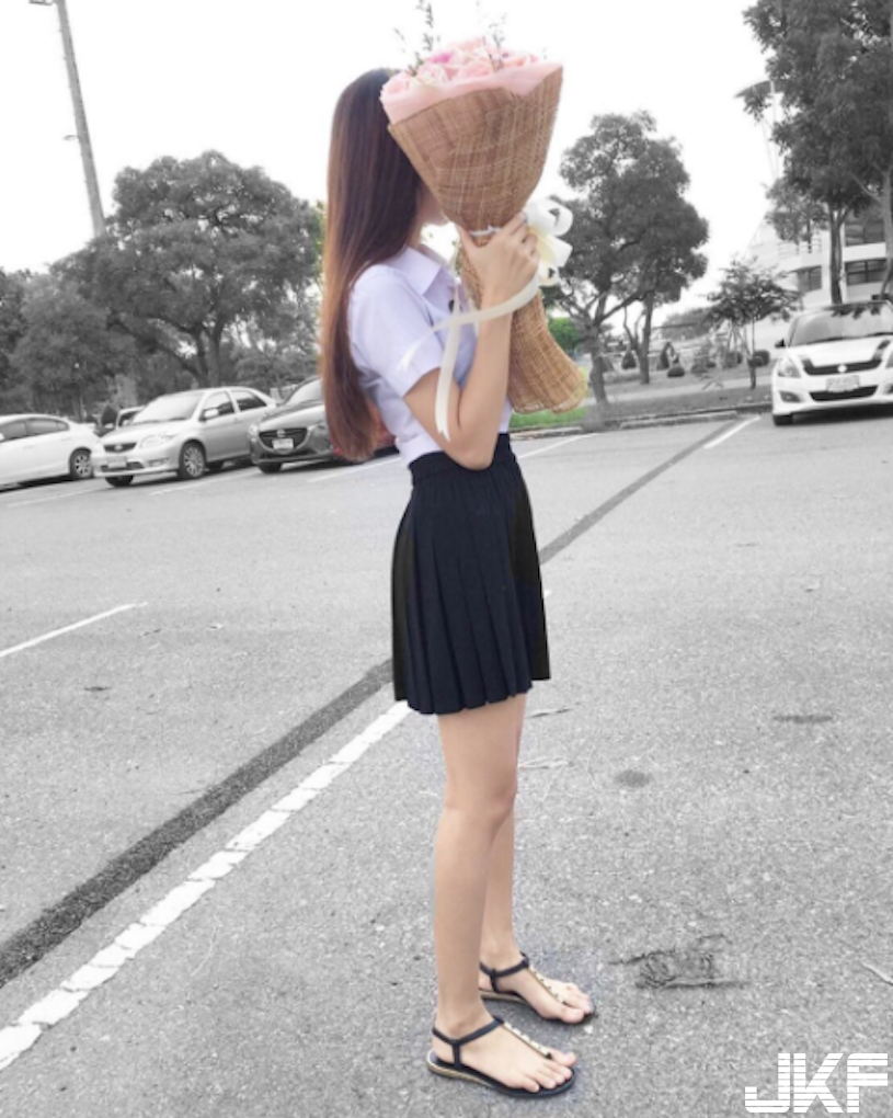 【球盟会】風靡全泰「童顏制服妹」白嫩美腿逼死人！難得一見的校園小清新正妹