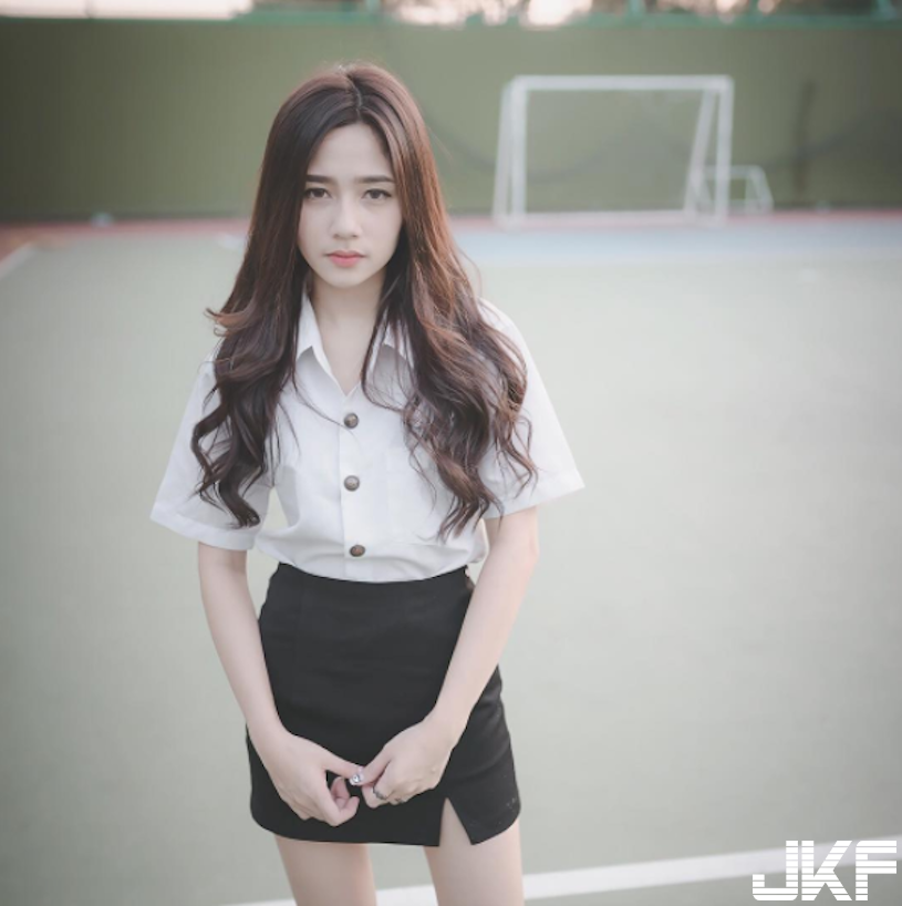 【球盟会】風靡全泰「童顏制服妹」白嫩美腿逼死人！難得一見的校園小清新正妹