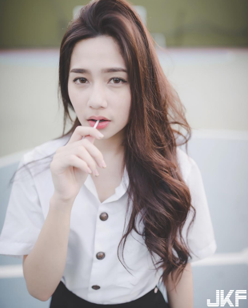 【球盟会】風靡全泰「童顏制服妹」白嫩美腿逼死人！難得一見的校園小清新正妹