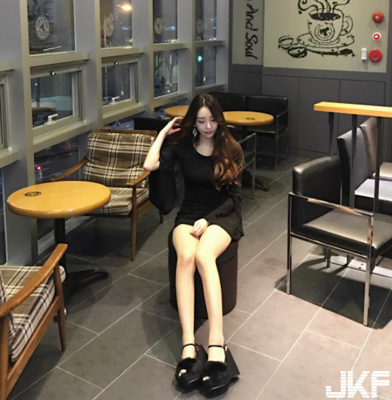 海邊又見女神！辣辣「比基尼奶妹」愛自拍，整個畫面都快被「兩顆球」佔據了！