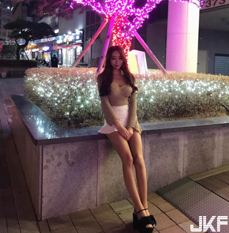 海邊又見女神！辣辣「比基尼奶妹」愛自拍，整個畫面都快被「兩顆球」佔據了！