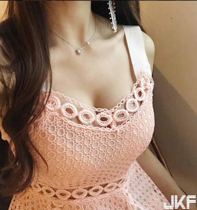 海邊又見女神！辣辣「比基尼奶妹」愛自拍，整個畫面都快被「兩顆球」佔據了！