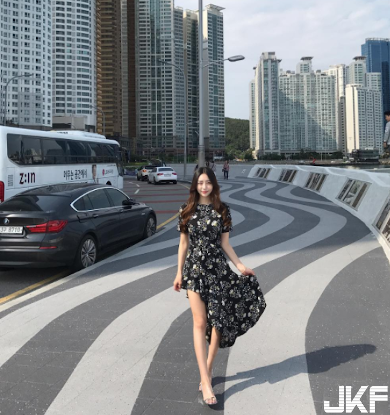 海邊又見女神！辣辣「比基尼奶妹」愛自拍，整個畫面都快被「兩顆球」佔據了！