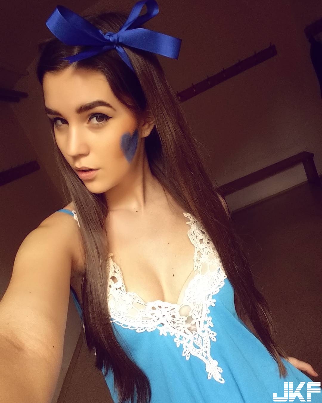 驚！甜美客服員自拍照好殘暴，暗藏「重量級美乳」反差讓人好吃驚