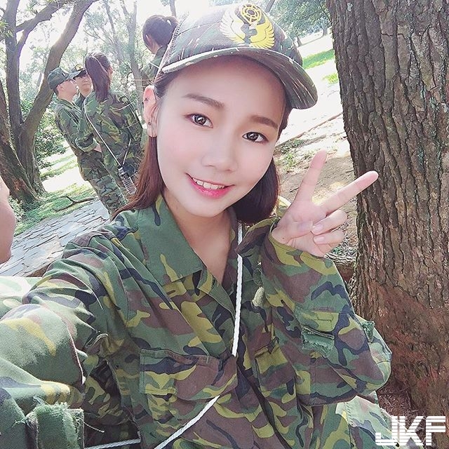 女兵超可愛！正妹穿上迷彩衣瞬間變得好療癒，讓人好想重回迷彩衣時期&#8230;.
