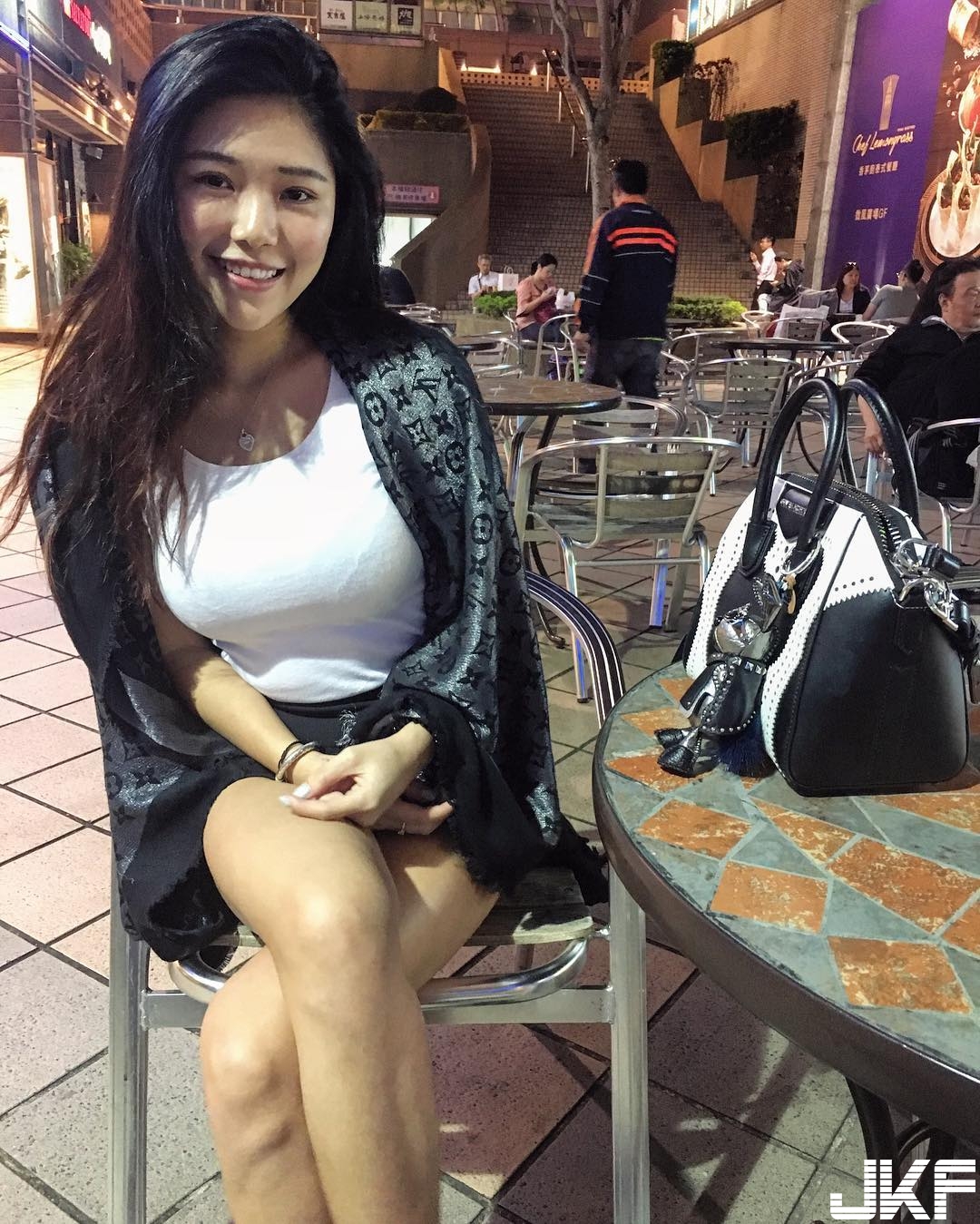 正妹讓人好驚訝！清新外表下的「火辣身材」太反差！原來是「隱乳」&#8230;