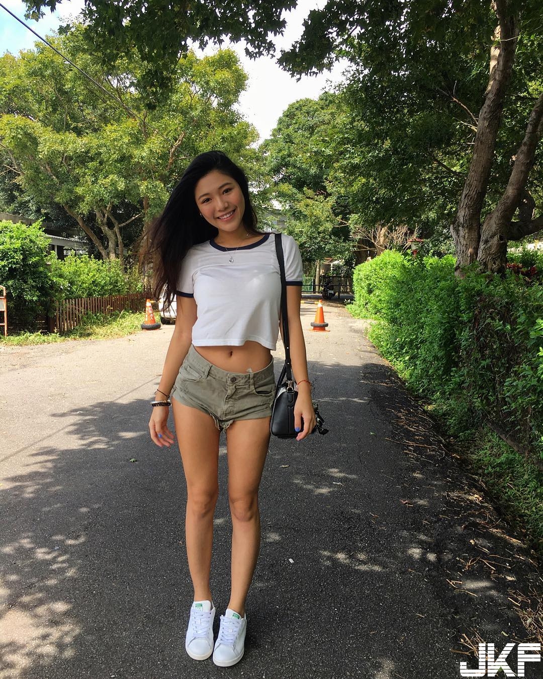 正妹讓人好驚訝！清新外表下的「火辣身材」太反差！原來是「隱乳」&#8230;