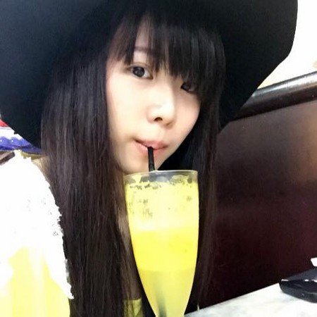 想當桌子！鋼圈「捆不住」的渾圓巨乳　不科學兇妹上衣快炸開了！