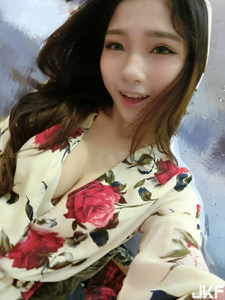 鹽酥雞配奶茶！爆乳正妹只穿性感睡衣買宵夜…網友：妳擋到菜單了