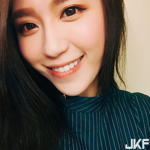 超正長榮空姐「細肩帶背心＋圍裙」下廚，圍裙上充滿暗示的香蕉：拜託下麵給我吃！