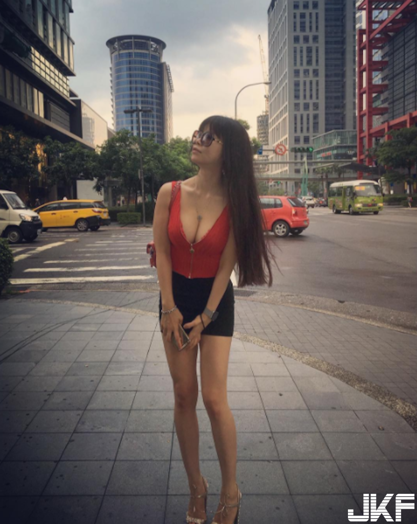 母愛爆發！課堂驚見「巨乳女同學」G乳太逆天！超煽情「乳搖畫面」讓人受不了…
