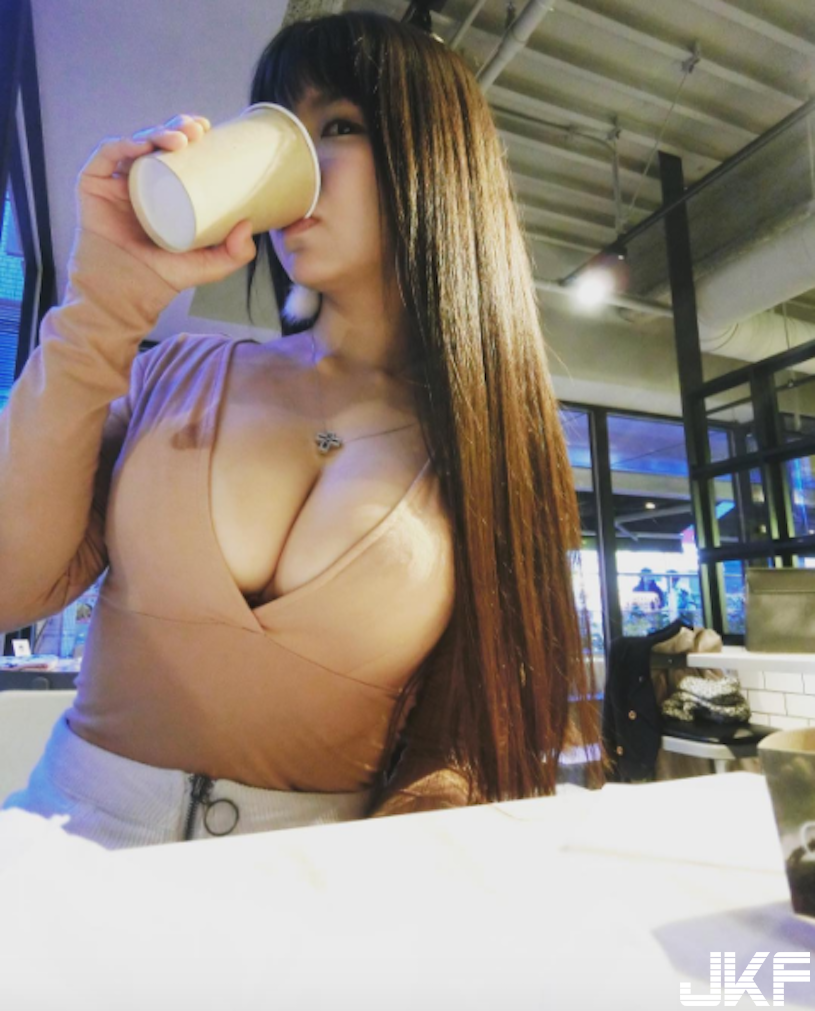 母愛爆發！課堂驚見「巨乳女同學」G乳太逆天！超煽情「乳搖畫面」讓人受不了…