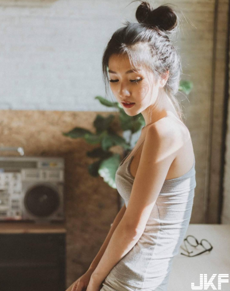 超正！「眼鏡背心奶妹」居家服也辣到不行！貼身曲線「渾圓形狀」超明顯！