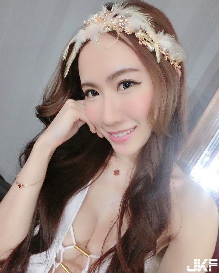 【6upoker】完美！胸前白嫩超吸睛　網友貼心提醒：別只看頭燈！請開全視線看仔細