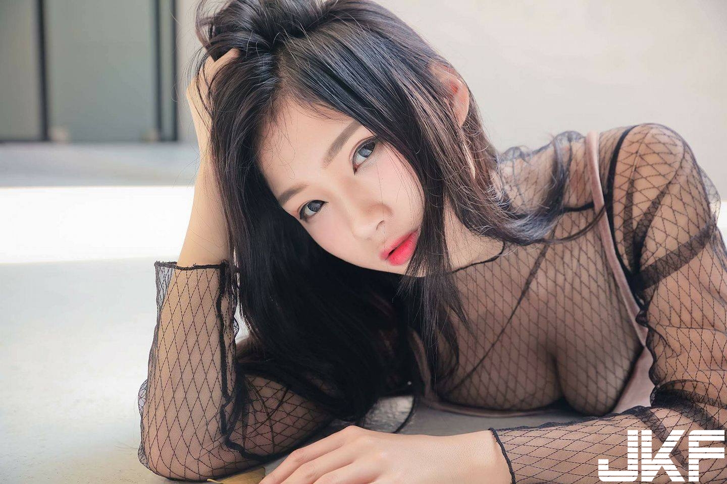 超強大側乳！正妹半夜挺巨乳買消夜，豪乳完全擋住價目表：可以借過讓我看菜單嗎&#8230;..