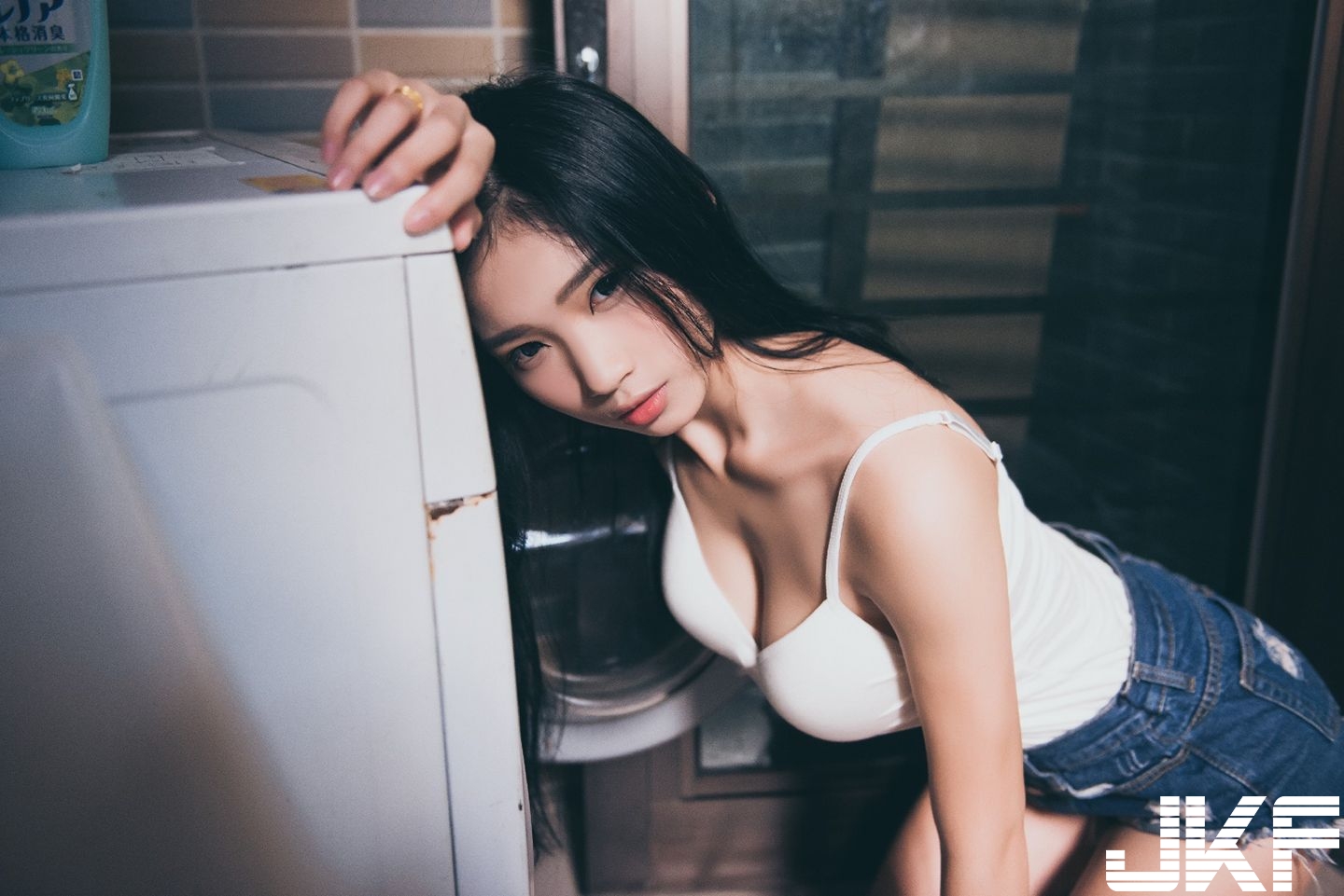 超強大側乳！正妹半夜挺巨乳買消夜，豪乳完全擋住價目表：可以借過讓我看菜單嗎&#8230;..
