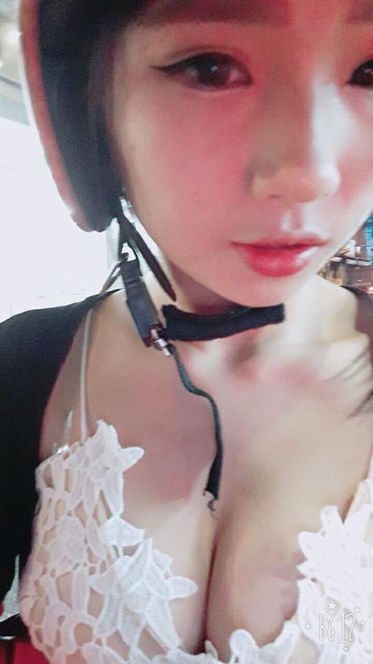 超強大側乳！正妹半夜挺巨乳買消夜，豪乳完全擋住價目表：可以借過讓我看菜單嗎&#8230;..