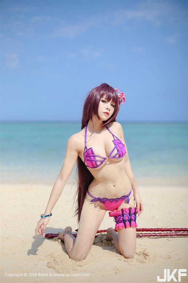 好銷魂！沙灘驚見「白嫩爆乳妹」整顆快跑出來！超可愛「美乳畫面」真的太犯規…