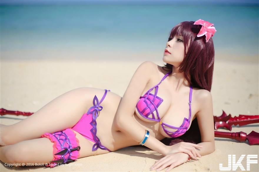 好銷魂！沙灘驚見「白嫩爆乳妹」整顆快跑出來！超可愛「美乳畫面」真的太犯規…