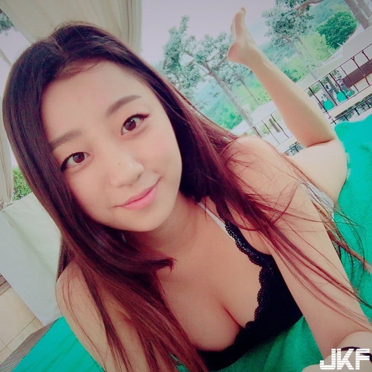 美術館驚見「巨乳正妹」！偷拍照瘋傳真實身分曝光，點進IG畫面好滿好猛…