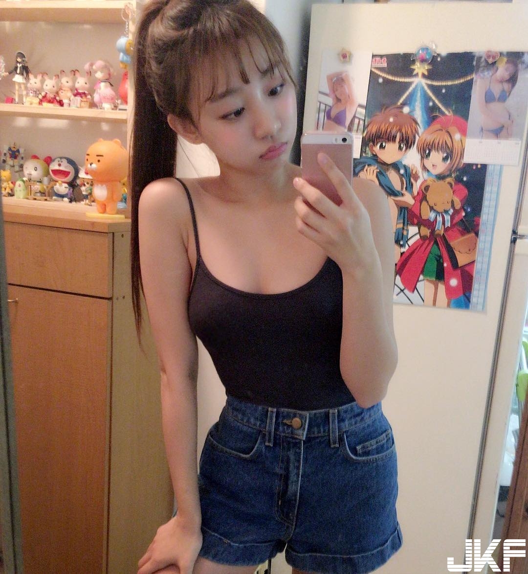 美術館驚見「巨乳正妹」！偷拍照瘋傳真實身分曝光，點進IG畫面好滿好猛…
