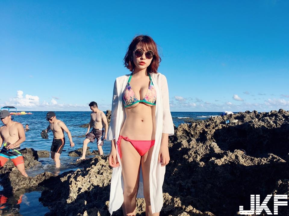 正妹海邊曬乳「超頂級美胸」讓人看傻眼！南半球都忍不住跑出來了…