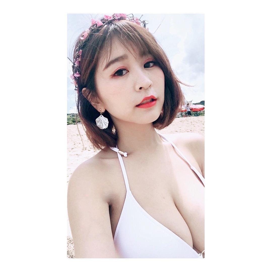 正妹海邊曬乳「超頂級美胸」讓人看傻眼！南半球都忍不住跑出來了…