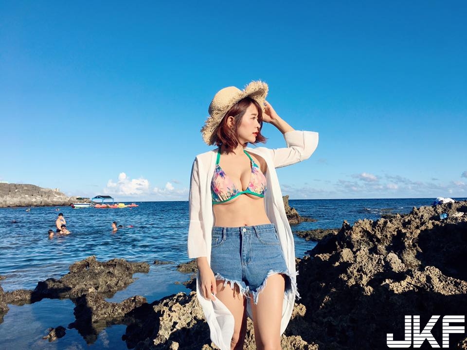 正妹海邊曬乳「超頂級美胸」讓人看傻眼！南半球都忍不住跑出來了…