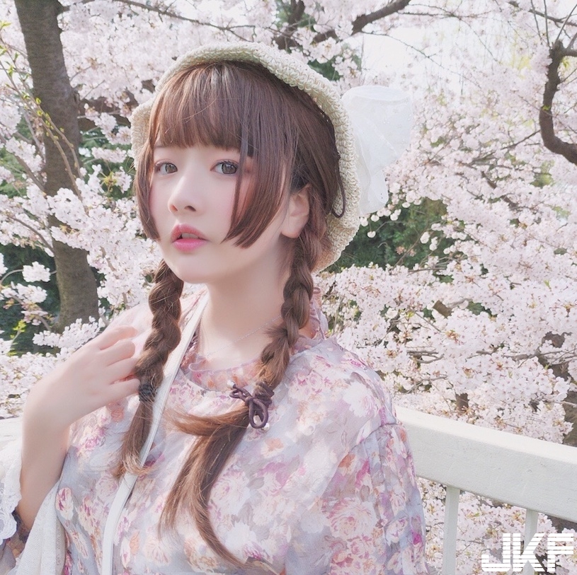「煎餃妹」夢幻童顏讓人戀愛，臉書「解放巨乳照」好殺，乳溝快要蹦出來了！
