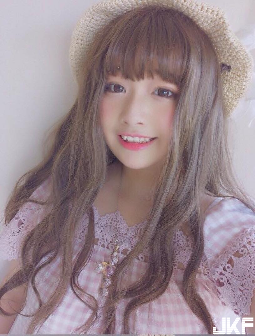 「煎餃妹」夢幻童顏讓人戀愛，臉書「解放巨乳照」好殺，乳溝快要蹦出來了！