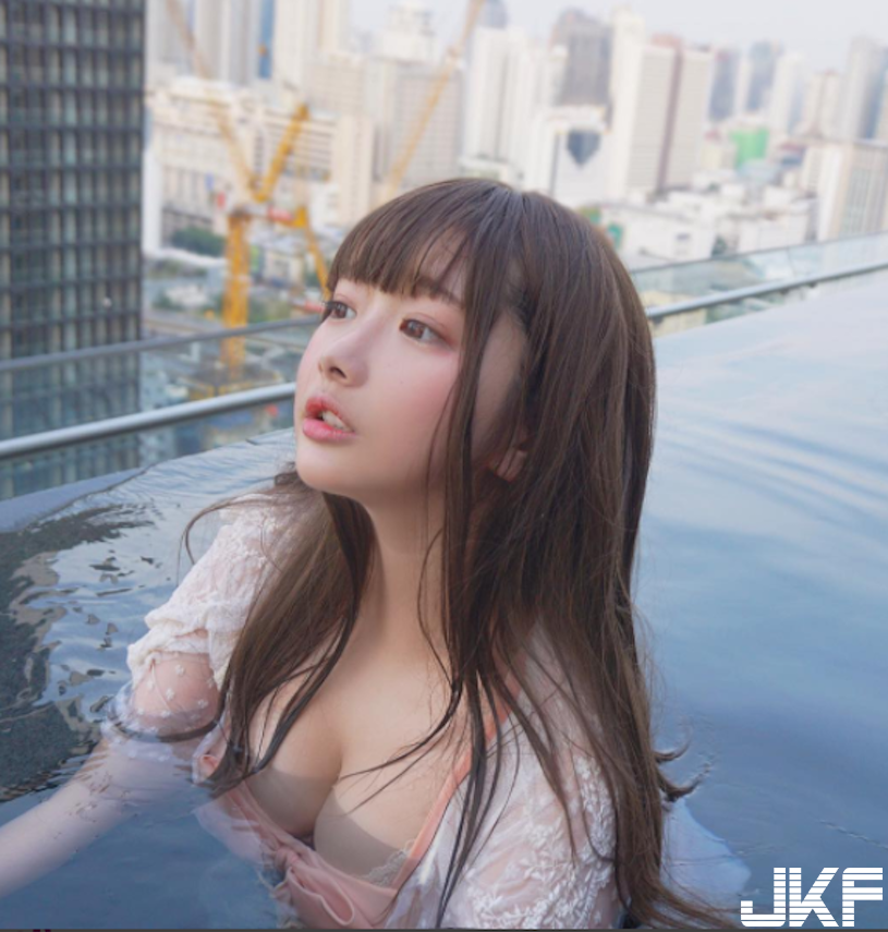 「煎餃妹」夢幻童顏讓人戀愛，臉書「解放巨乳照」好殺，乳溝快要蹦出來了！
