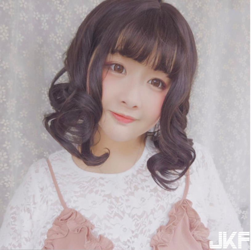「煎餃妹」夢幻童顏讓人戀愛，臉書「解放巨乳照」好殺，乳溝快要蹦出來了！