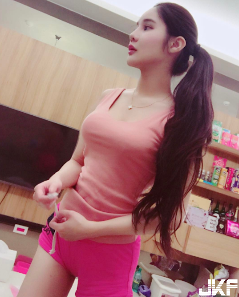 KTV包廂驚見「白皙長腿妹」！換上泳衣後的「雪色巨乳」太兇狠了啦！