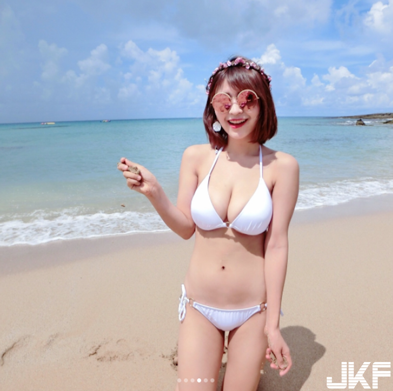 深藏不露！台灣嫩奶正妹海邊比基尼大秀「渾圓白乳」太誘人，紅到香港去！