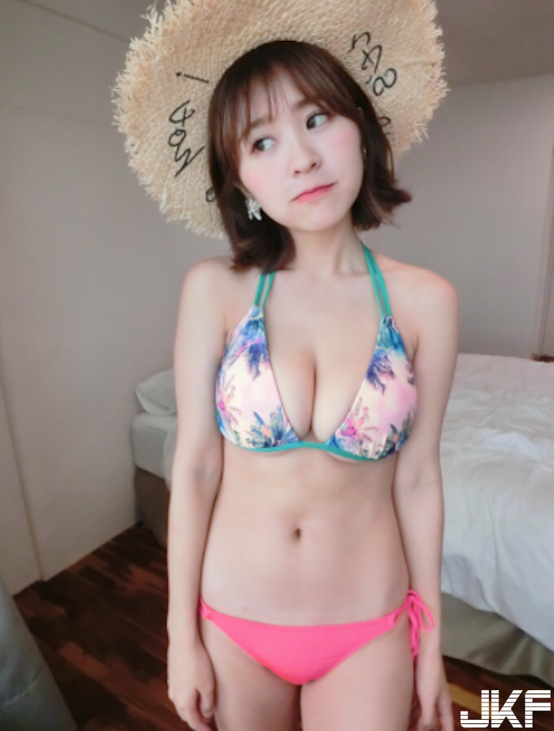深藏不露！台灣嫩奶正妹海邊比基尼大秀「渾圓白乳」太誘人，紅到香港去！