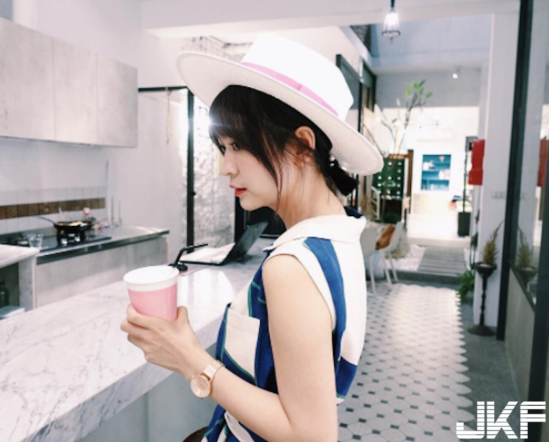 深藏不露！台灣嫩奶正妹海邊比基尼大秀「渾圓白乳」太誘人，紅到香港去！
