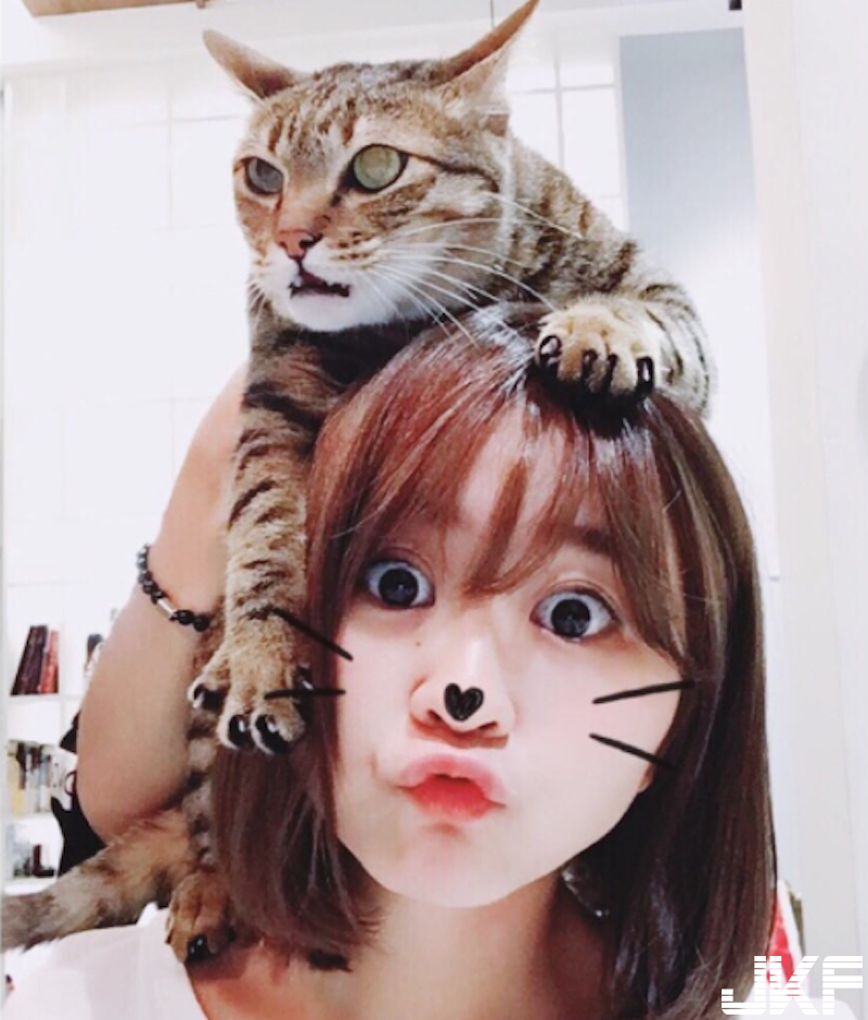 深藏不露！台灣嫩奶正妹海邊比基尼大秀「渾圓白乳」太誘人，紅到香港去！