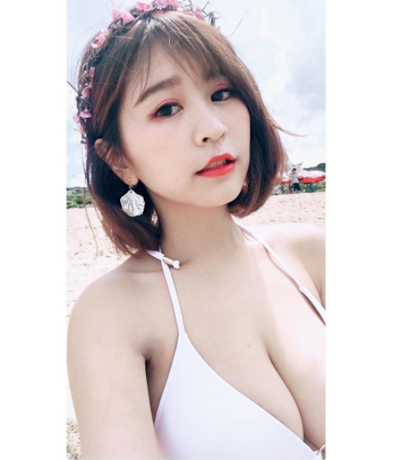 深藏不露！台灣嫩奶正妹海邊比基尼大秀「渾圓白乳」太誘人，紅到香港去！