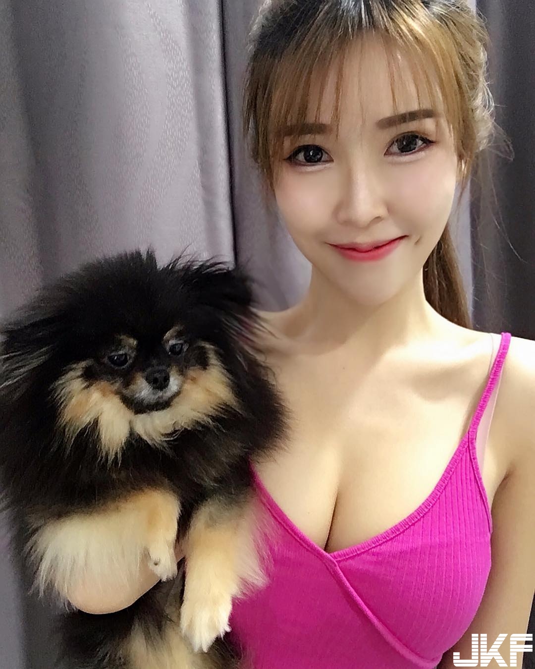 有乳溝沒代溝！白皙嫩乳「情趣用品老闆娘」好正！網友：團購買飛機杯了&#8230;
