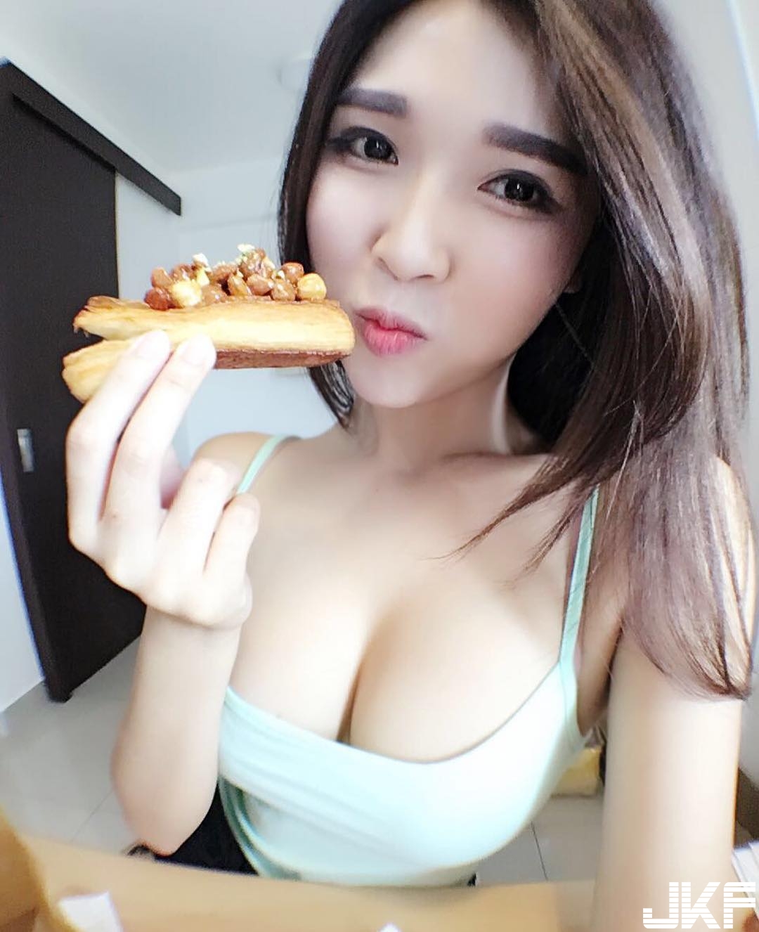 有乳溝沒代溝！白皙嫩乳「情趣用品老闆娘」好正！網友：團購買飛機杯了&#8230;