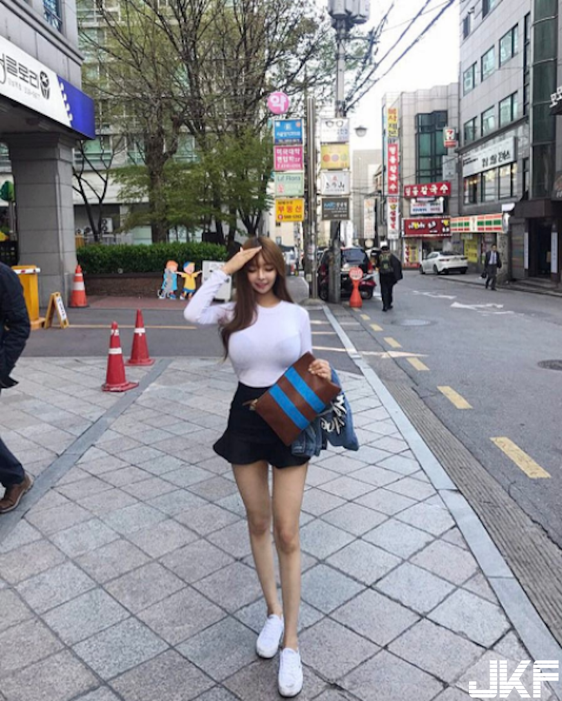 好猛！沙灘比基尼「巨乳辣妹」乳量有夠兇爆！胸前「大肉包」快比臉還大了…