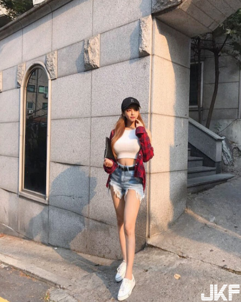 好猛！沙灘比基尼「巨乳辣妹」乳量有夠兇爆！胸前「大肉包」快比臉還大了…