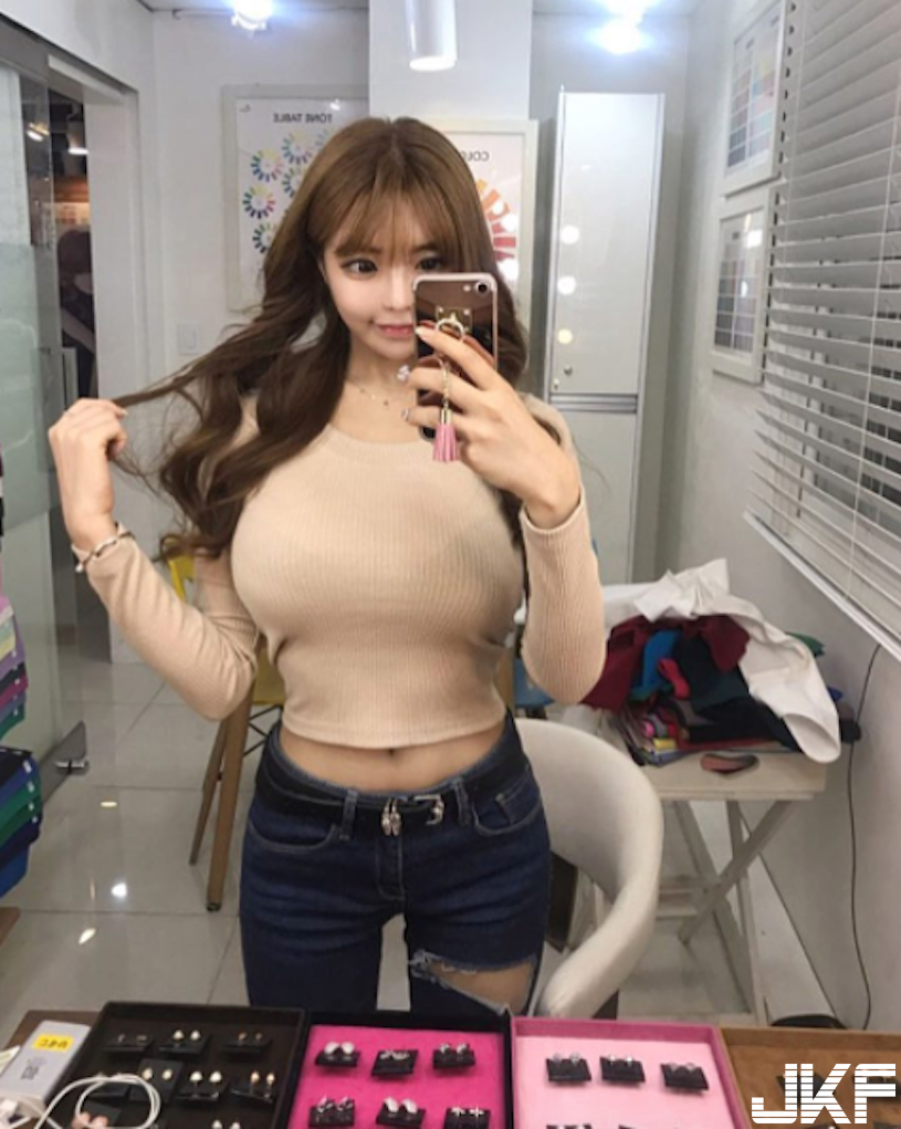 好猛！沙灘比基尼「巨乳辣妹」乳量有夠兇爆！胸前「大肉包」快比臉還大了…