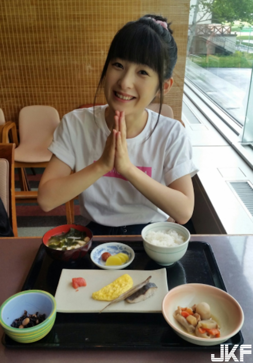 好邪惡！嗣永桃子「爆奶修腳踏車」，一彎腰胸前兩粒都走光了！