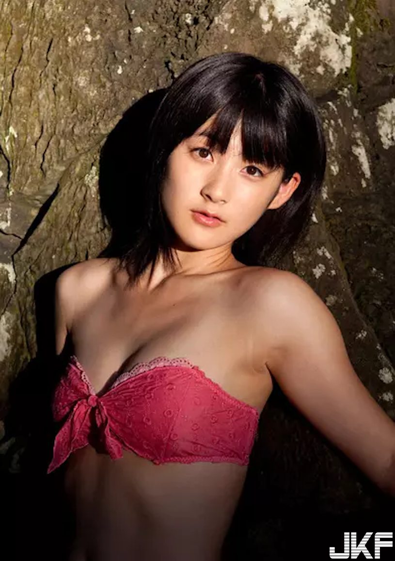 好邪惡！嗣永桃子「爆奶修腳踏車」，一彎腰胸前兩粒都走光了！