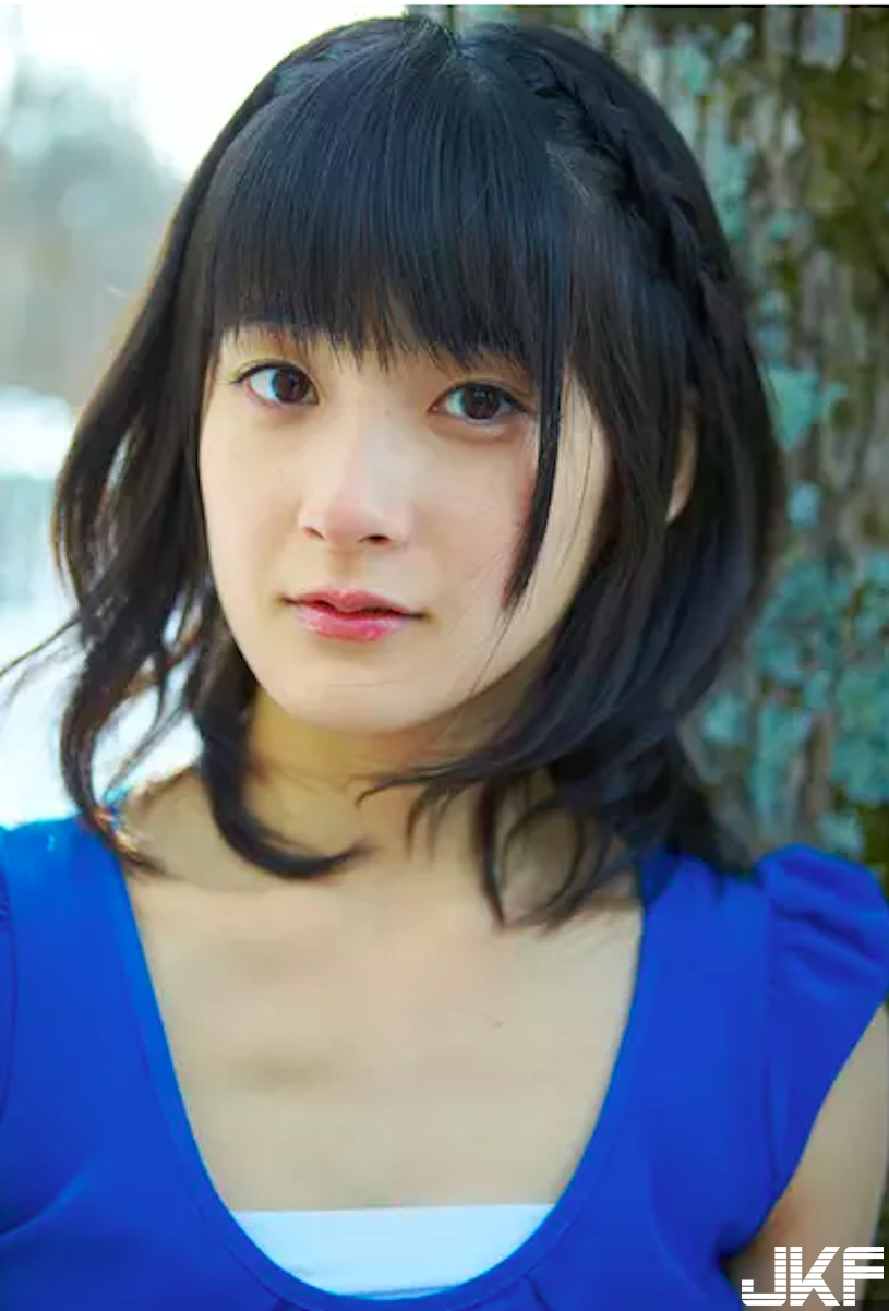 好邪惡！嗣永桃子「爆奶修腳踏車」，一彎腰胸前兩粒都走光了！