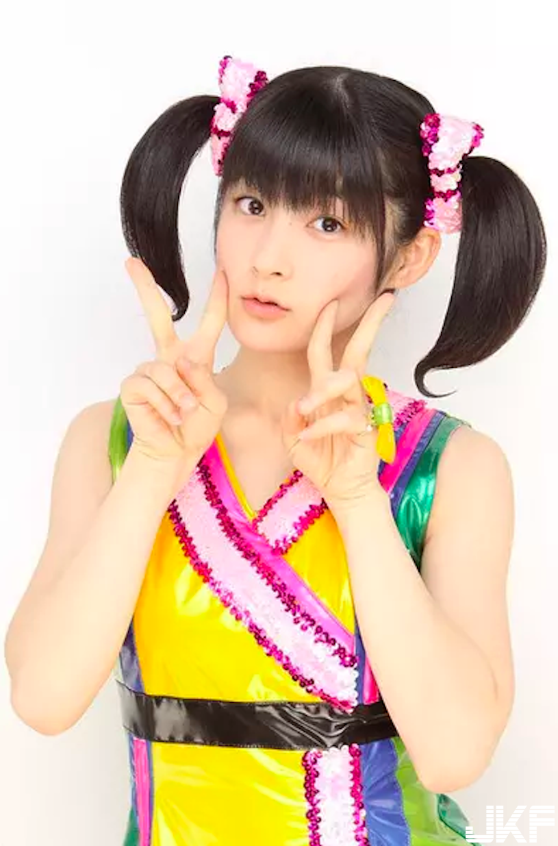好邪惡！嗣永桃子「爆奶修腳踏車」，一彎腰胸前兩粒都走光了！