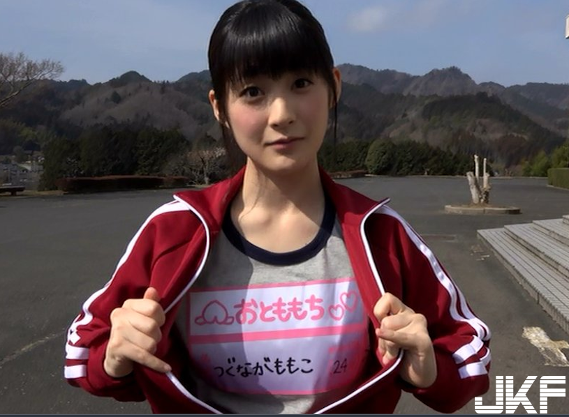 好邪惡！嗣永桃子「爆奶修腳踏車」，一彎腰胸前兩粒都走光了！