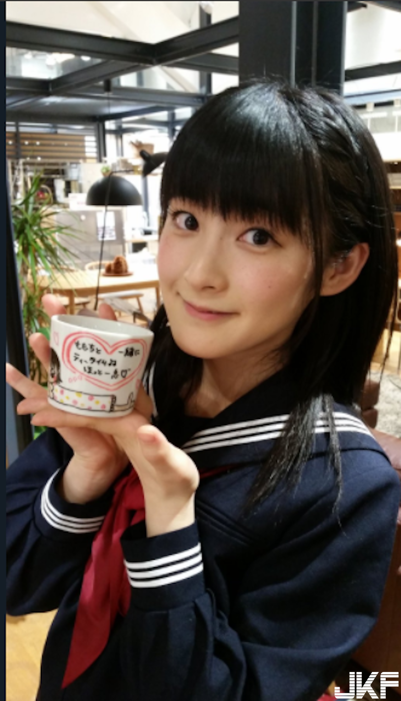 好邪惡！嗣永桃子「爆奶修腳踏車」，一彎腰胸前兩粒都走光了！